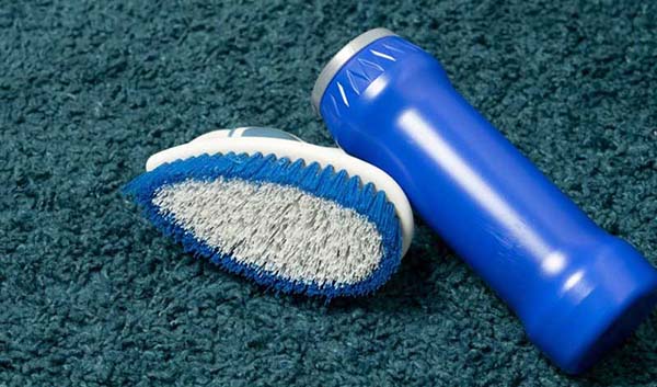 استفاده از برس مخصوص فرش برای تمیزکاری آن